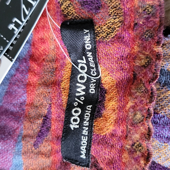 Pointed scarf in plum by in style. - Picture 4 of 4